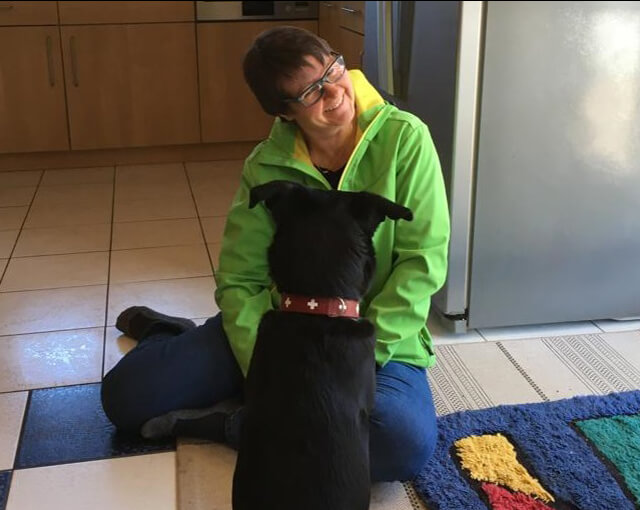 Frau Schneider mit einem Hund